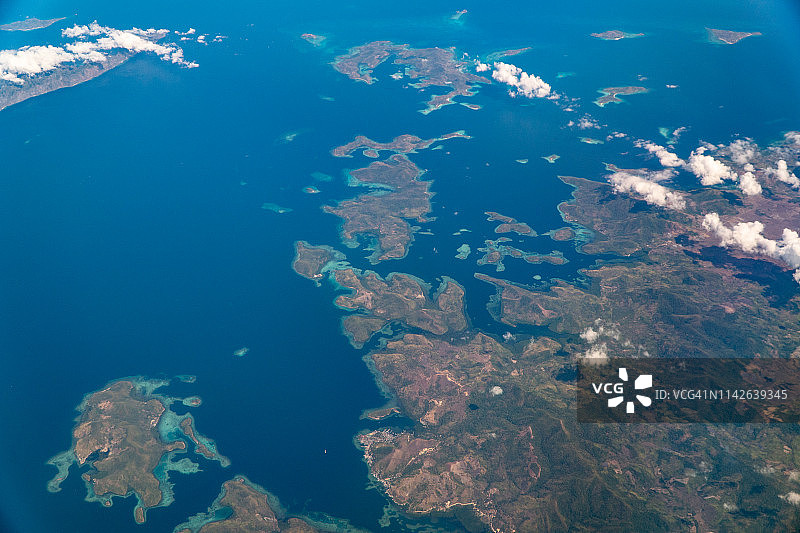 菲律宾的珊瑚礁岛，白天从飞机上鸟瞰图片素材