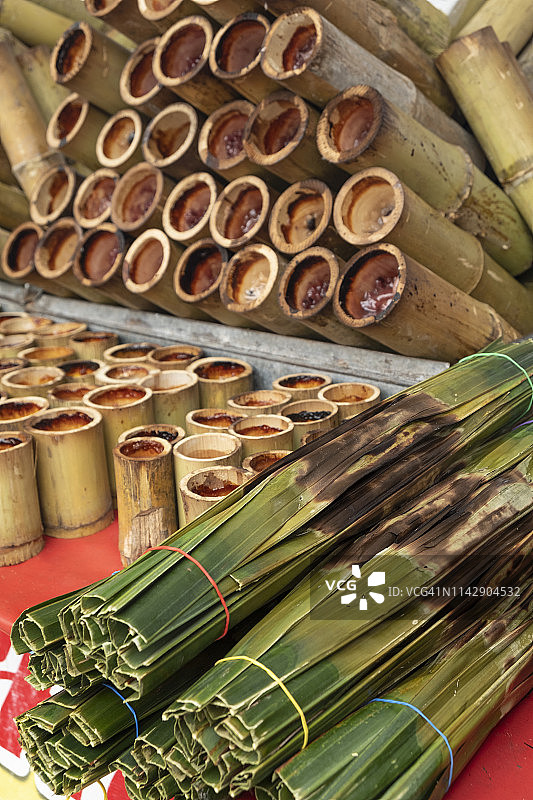 竹节糯米饭和用日本棕榈叶包裹的椰子糯米饭。图片素材
