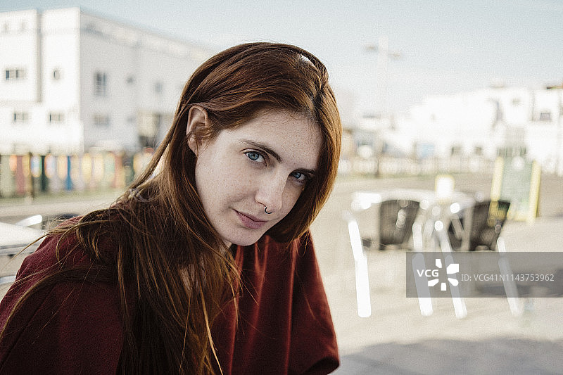 西班牙，加那利群岛，富埃特文图拉，一名红发年轻女子穿鼻环的肖像图片素材