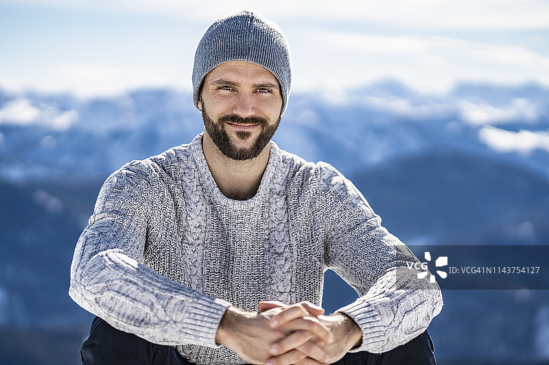 德国，巴伐利亚，布劳内克，肖像微笑的男人在冬天的山区图片素材