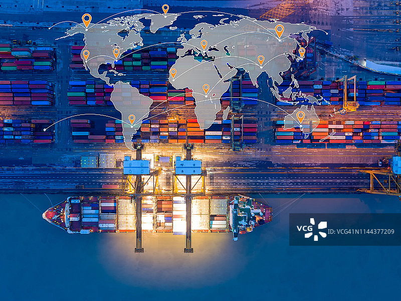 集装箱堆场在港口拥挤与船舶船舶是装卸作业的中转在国际港口。图片素材