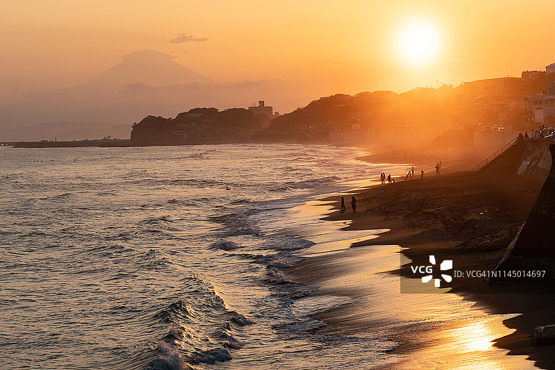日落海滩和日本富士山图片素材