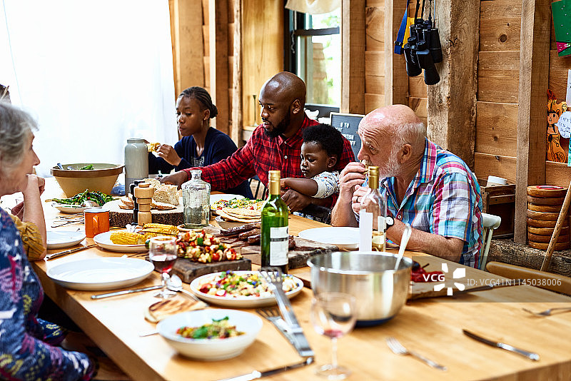 多种族家庭在午餐时间吃自己做的饭图片素材