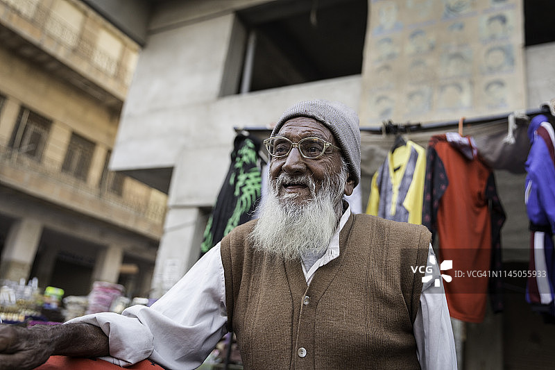 街头服装小贩印度老板图片素材
