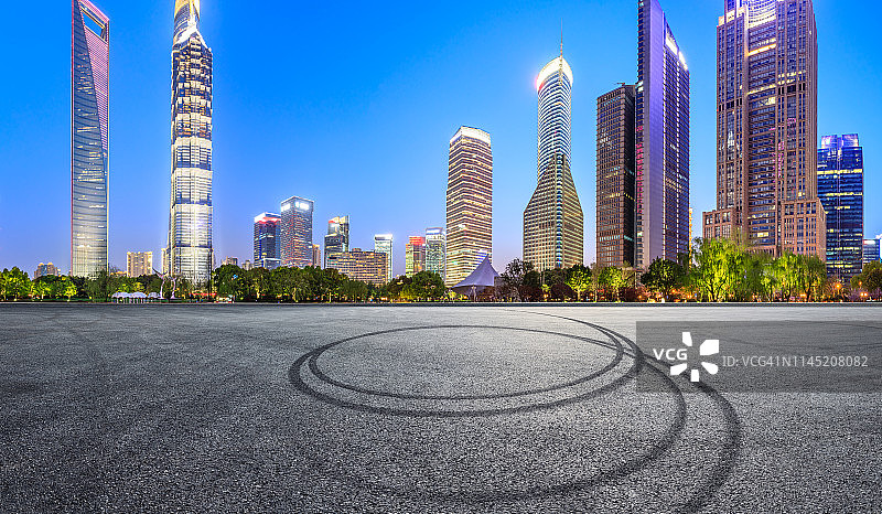 上海的柏油赛道、现代天际线和建筑物图片素材