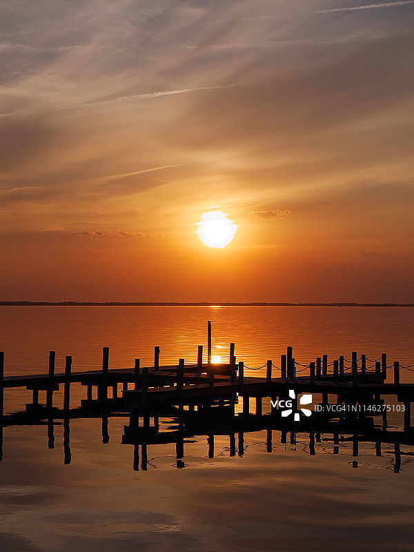 橙色日落在库里塔克Sound-Outer Banks日落鸭子NC图片素材