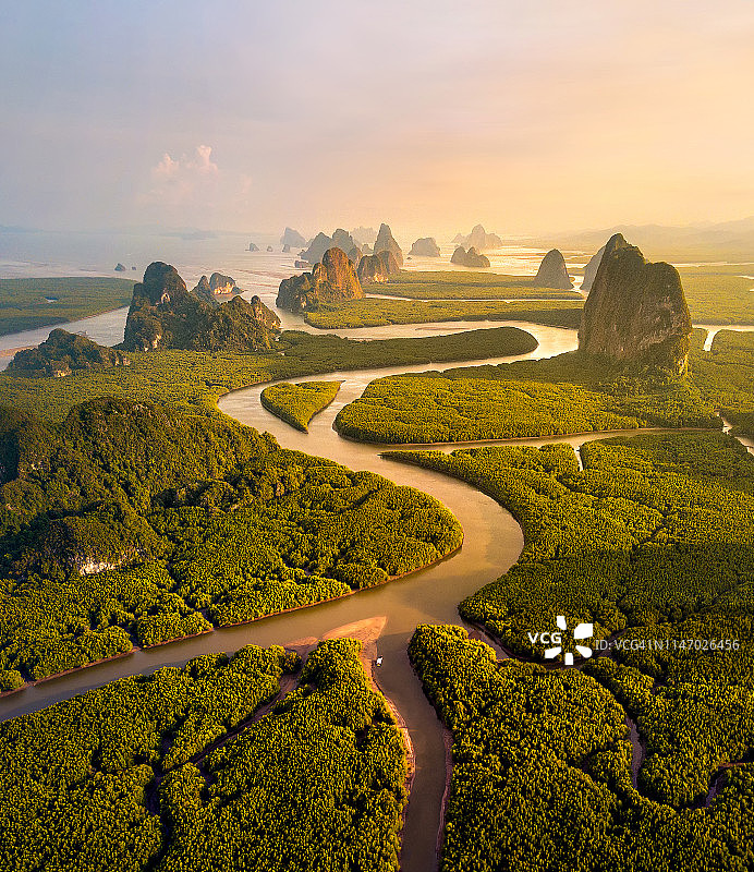 无人机拍摄的泰国南部攀牙府的河流曲线和自然景观图片素材