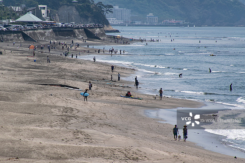 日本海滩上的游客图片素材