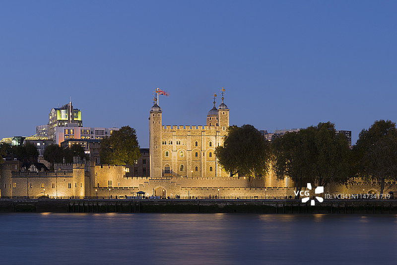 英国，伦敦，泰晤士河，伦敦塔的夜景图片素材