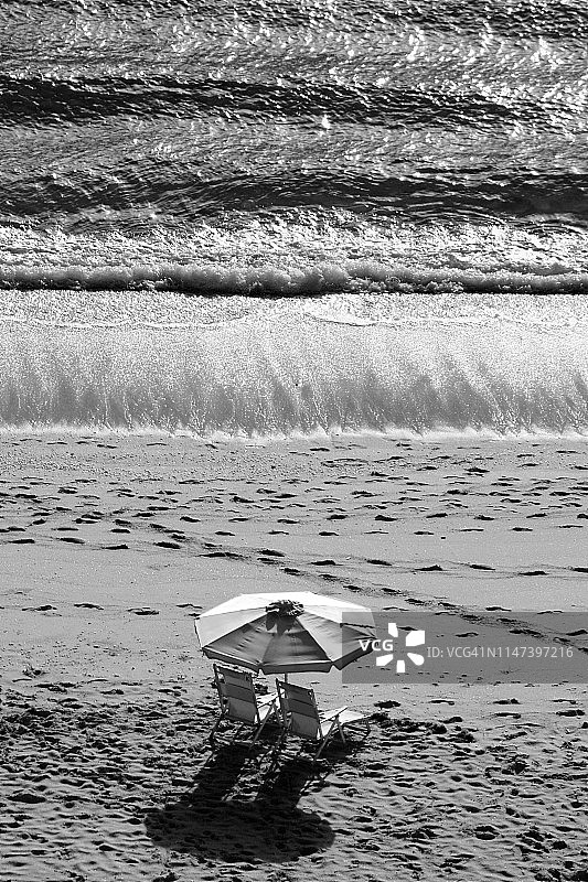 俯瞰西棕榈滩的海滩椅和大西洋的海浪，佛罗里达的黑白照片图片素材