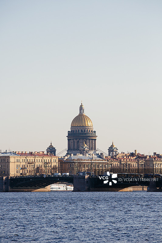 涅瓦河和圣彼得堡的圣艾萨克大教堂圆顶图片素材