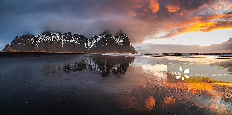 全景日落在韦斯特拉霍恩山和斯托克尼斯海滩。冰岛图片素材