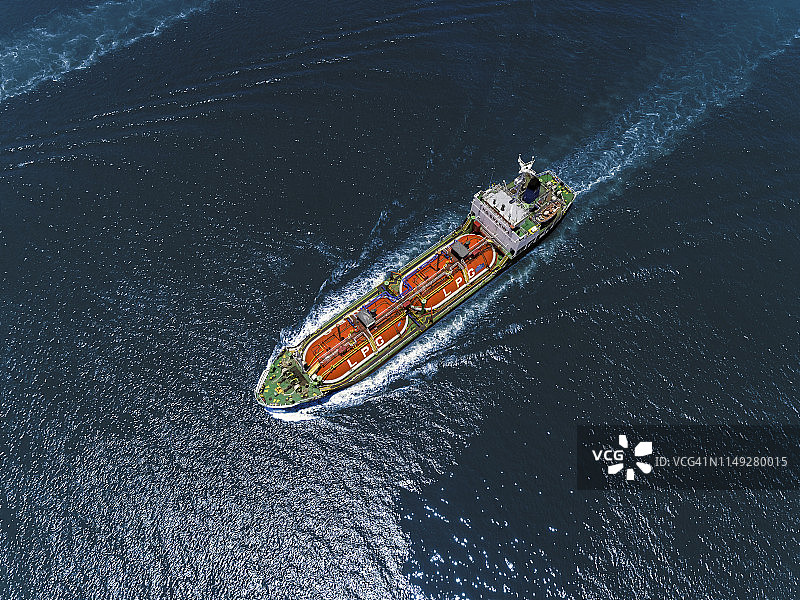 鸟瞰图油轮液化石油气(LPG)全速与美丽的海浪拍打在海上从炼油厂输送天然气。图片素材
