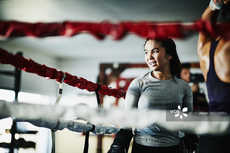 女拳击手的肖像在拳击台上训练期间图片素材