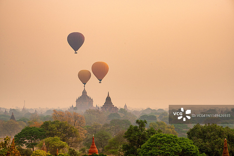 在缅甸曼德勒的早晨，蒲甘塔和气球在空中。图片素材
