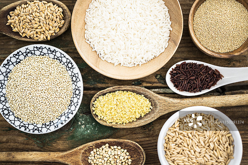 杂粮:红米，大麦，苋菜，藜麦，大米，碾碎干，斯佩尔特小麦和荞麦图片素材