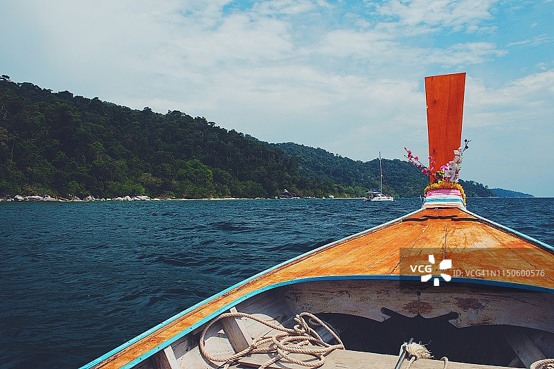 在泰国里皮岛附近航行到潜水点的木船图片素材