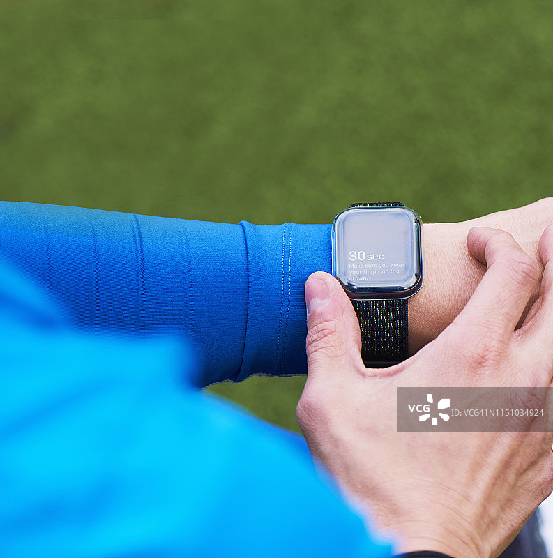 运动员使用smartwatch图片素材