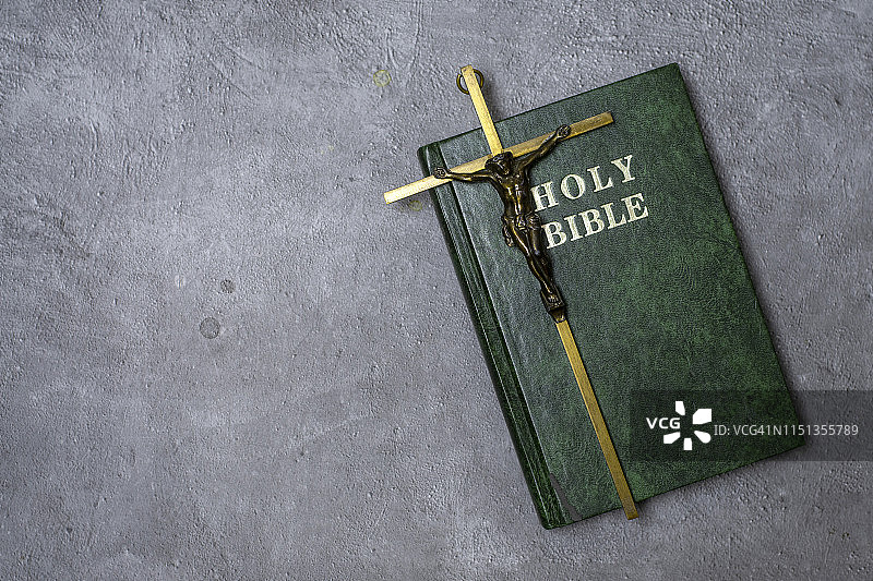 圣经放在一张木桌上。基督教的概念。圣经的背景。基督教的背景。信仰，希望，爱的观念。图片素材