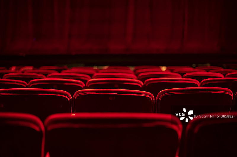 空荡荡的剧院里的红色座位和窗帘图片素材