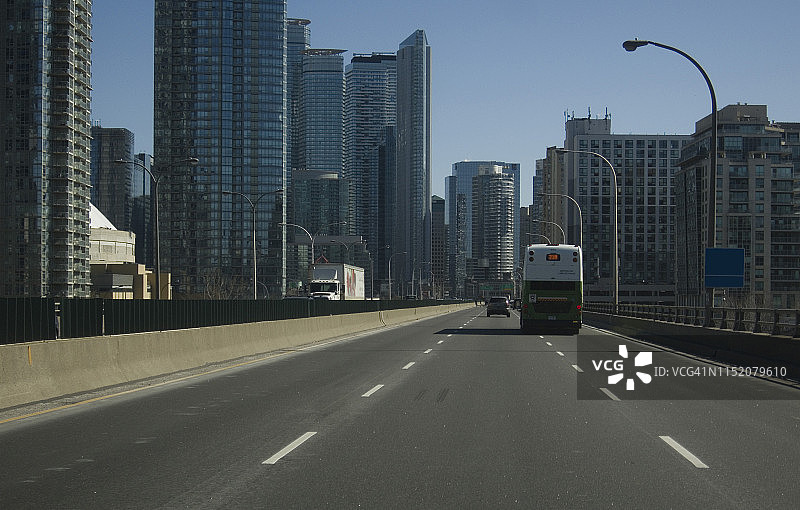 城市景观中的高速公路交通图片素材