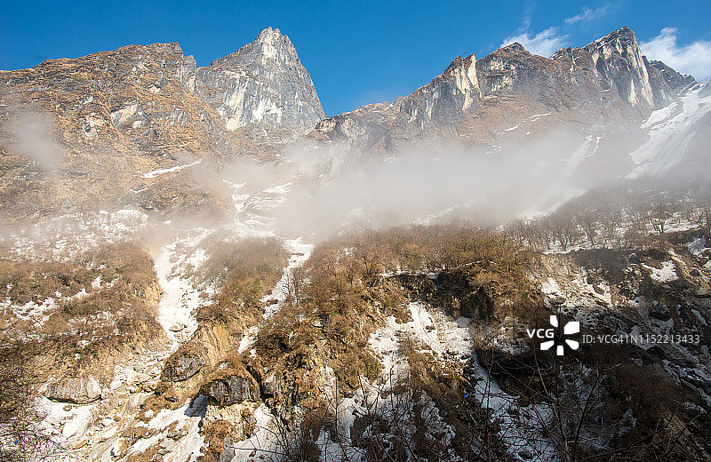 前往尼泊尔安纳普尔纳基地途中的美丽山脉。图片素材
