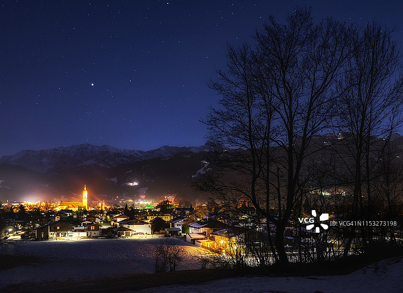 阿尔卑斯山的星夜图片素材