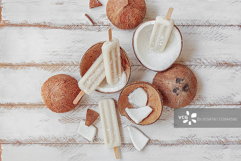 新鲜的椰子和椰子冰棍或paletas图片素材