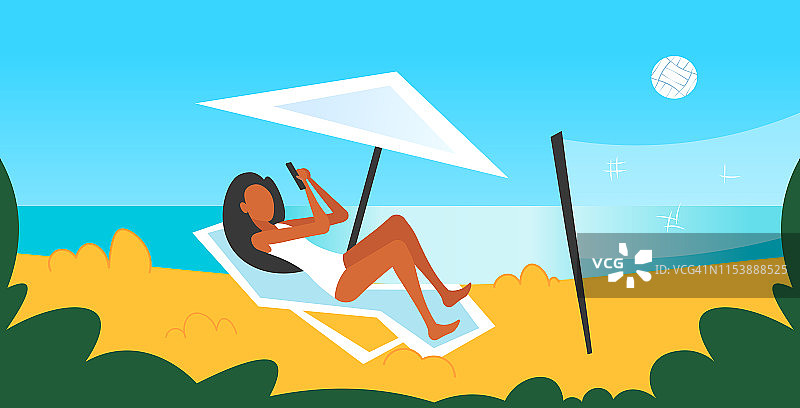 比基尼女人日光浴在海滩女孩在泳衣使用智能手机躺在太阳躺椅下伞夏季度假概念海边背景水平全长平图片素材