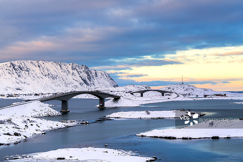 挪威莱因，冰海上的桥梁图片素材