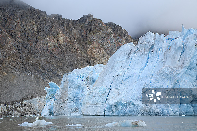 雾蒙蒙的北极冰川景观图片素材