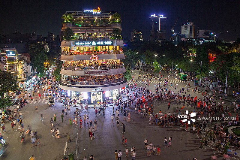 越南河内东京义寿广场夜间鸟瞰图。图片素材