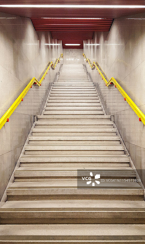 意大利米兰地铁站内的楼梯图片素材