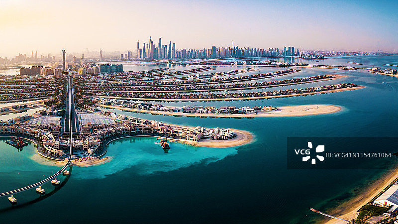 棕榈岛全景图与迪拜码头在背景空中图片素材