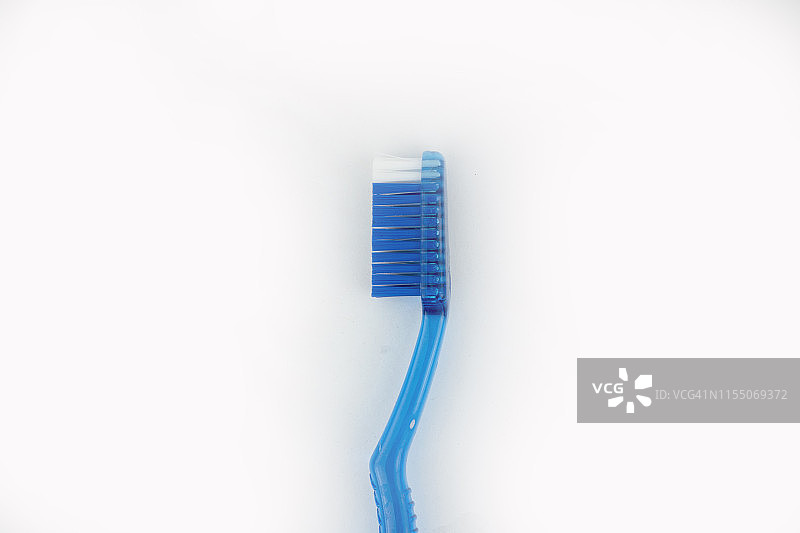 白色背景的蓝色塑料牙刷图片素材