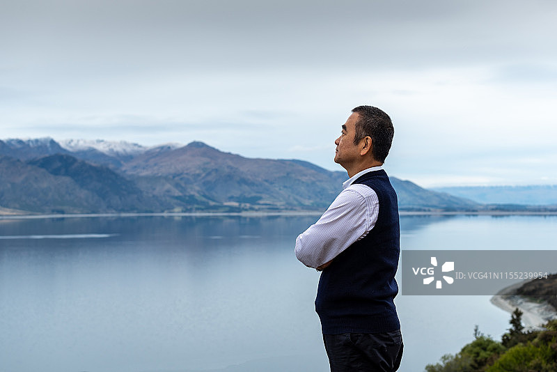 一个男人正在眺望远方的哈威亚湖边图片素材