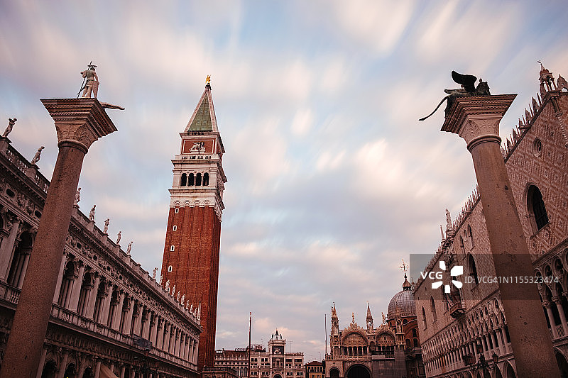 圣马可广场圆柱上的青铜狮子。威尼斯。意大利。图片素材