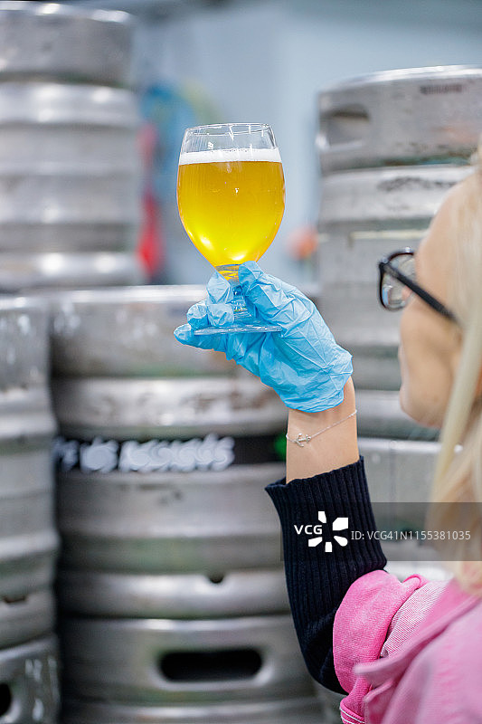 女性啤酒酿造者检查啤酒的清洁度图片素材