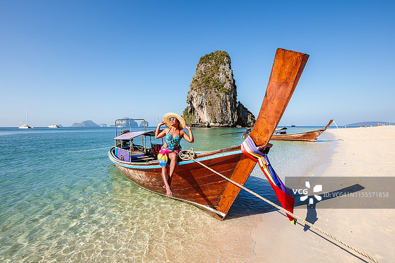 一名年轻女子坐在泰国的长尾船上图片素材