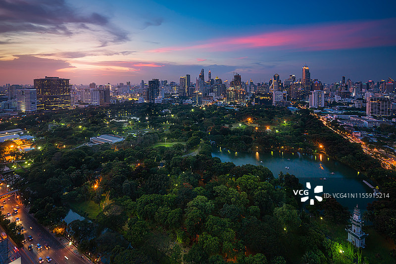 曼谷的城市景观天际线和曼谷市中心的摩天大楼与日落的天空和云彩在曼谷，泰国。热情洋溢,公园图片素材