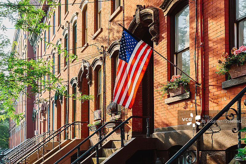 新泽西州泽西城的一栋联排别墅上挂着一面美国国旗图片素材
