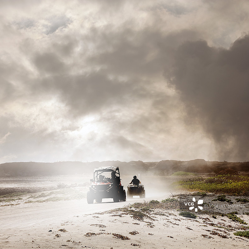 一组越野车在尘土飞扬的风景图片素材