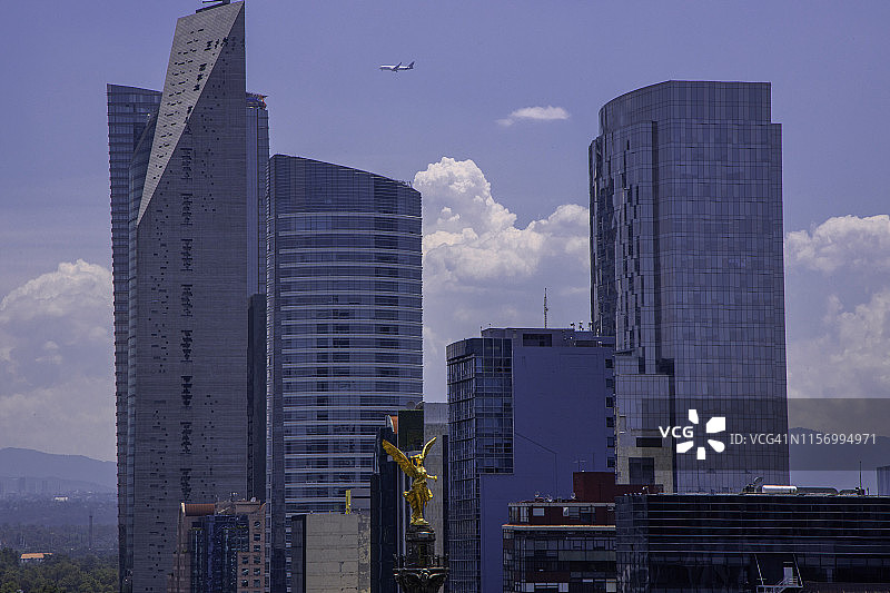 墨西哥城的现代摩天大楼和独立天使图片素材