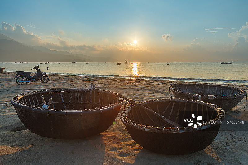 美溪海滩的日出。岘港。越南图片素材