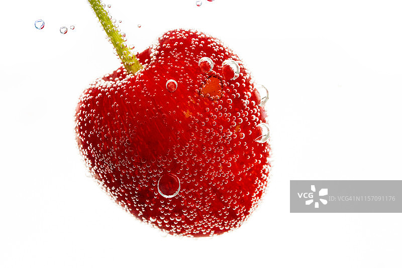 红樱桃，饮料里有气泡图片素材