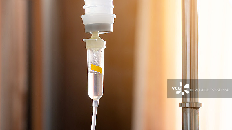 在医院重症监护病房，对病人病房内的静脉化学药液管进行特写图片素材