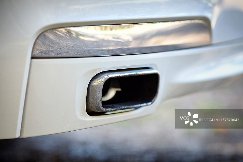 低角度的排气管的汽车与选择性焦点排气管图片素材