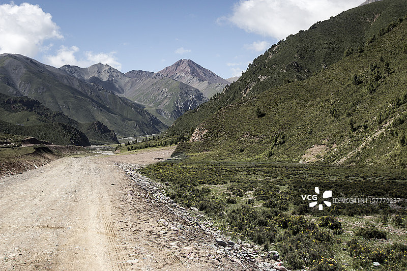 中国青藏高原山区的畅通之路图片素材