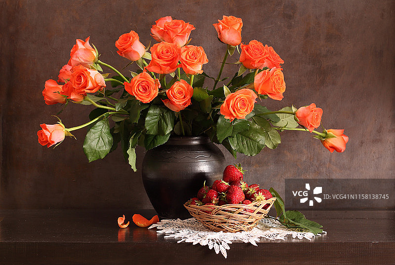 橙色的玫瑰和草莓图片素材