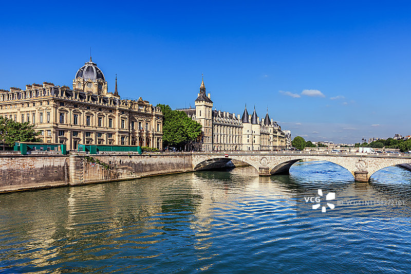 塞纳河上的贡赛杰里城堡和改变桥。法国巴黎图片素材